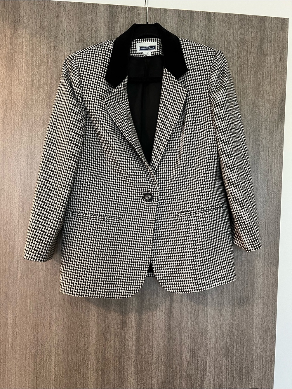 Houndstooth Single-Button Blazer with Black Velvet Collar vintage